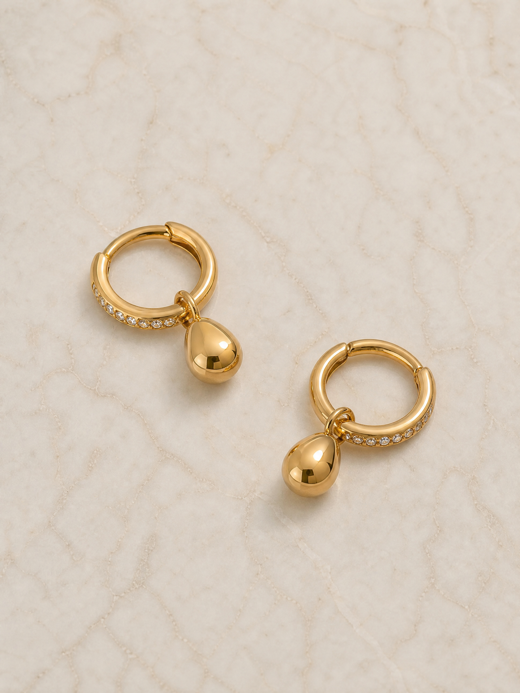 Boucles d'oreilles Luma – Mini Créoles Zircons & Goutte Dorée | Acier Inoxydable Doré