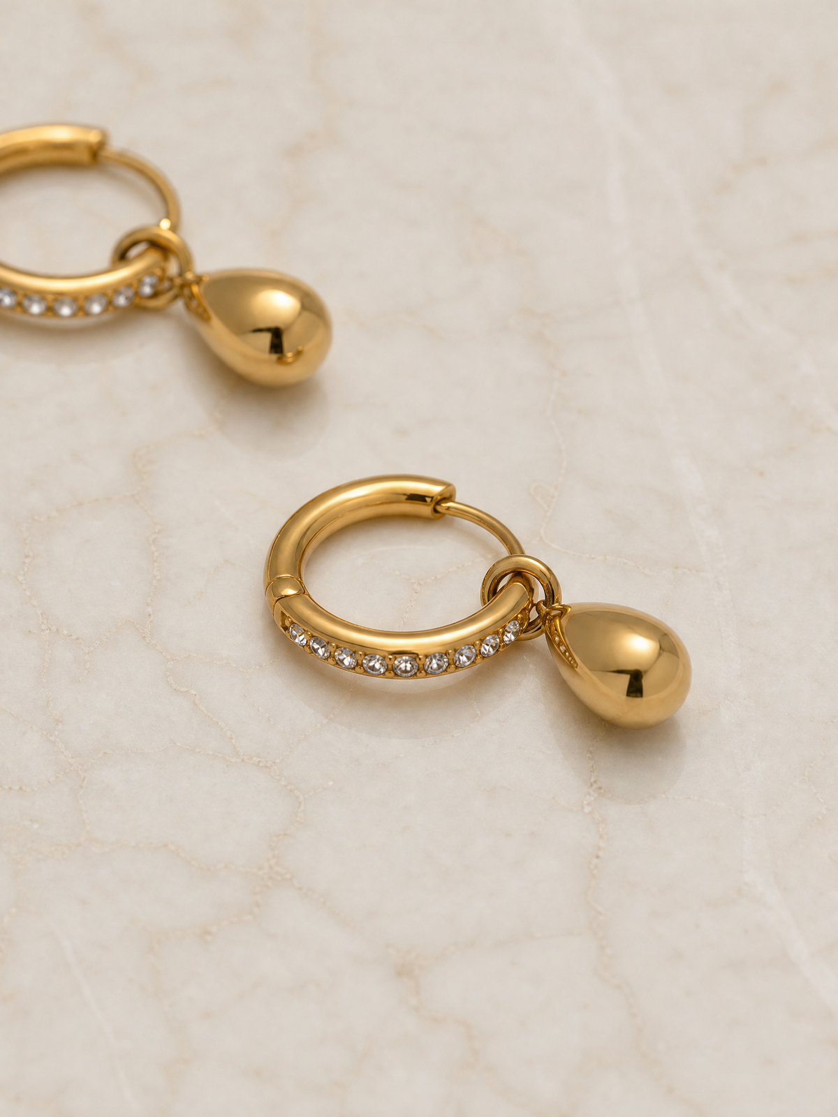 Boucles d'oreilles Luma – Mini Créoles Zircons & Goutte Dorée | Acier Inoxydable Doré
