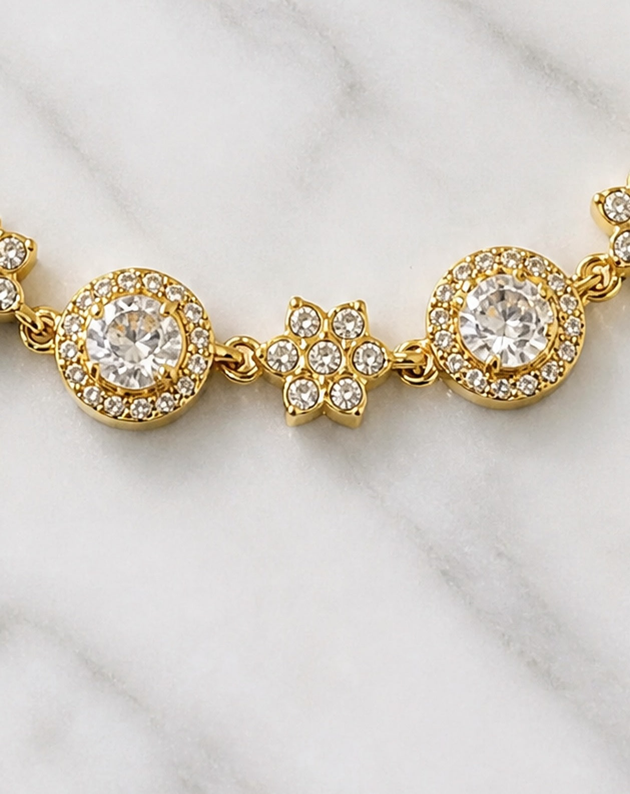 Détail macro du bracelet Stella – solitaire rond dans son halo de zircons et petite fleur pavée